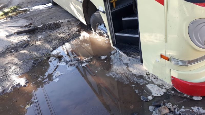 Chofer reclama por el mal estado de las calles