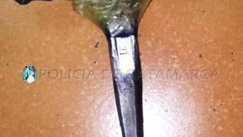 Corrió para escapar de policías y lo atraparon con una “espadita”