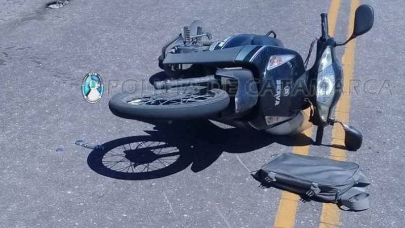 Se cayeron de la moto y terminaron heridos