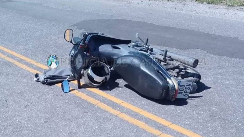 Se cayeron de la moto y terminaron heridos