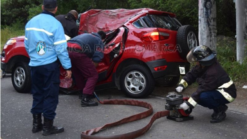 Se estrelló contra un poste en la ruta 4