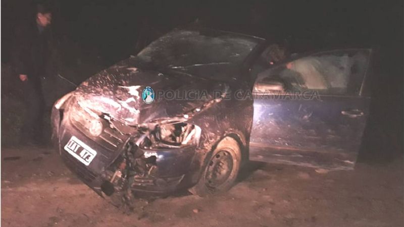 Perdió el control del auto y chocó contra un poste en El Alto