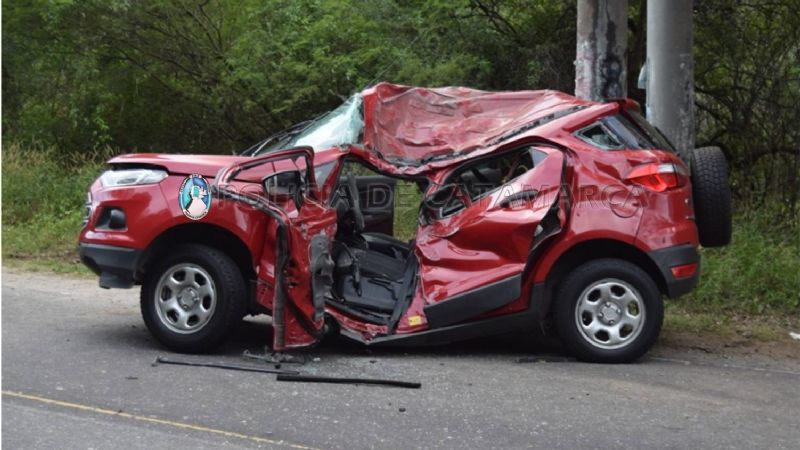Se estrelló contra un poste en la ruta 4