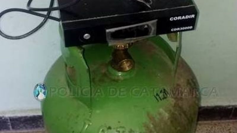 Una mujer llegó a la comisaría con una garrafa y un decodificador