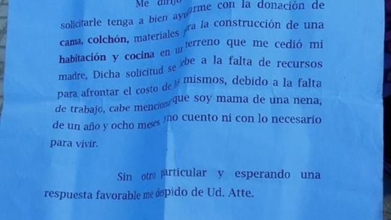 Páez ignora a mamá que cobra una beca de 500 pesos