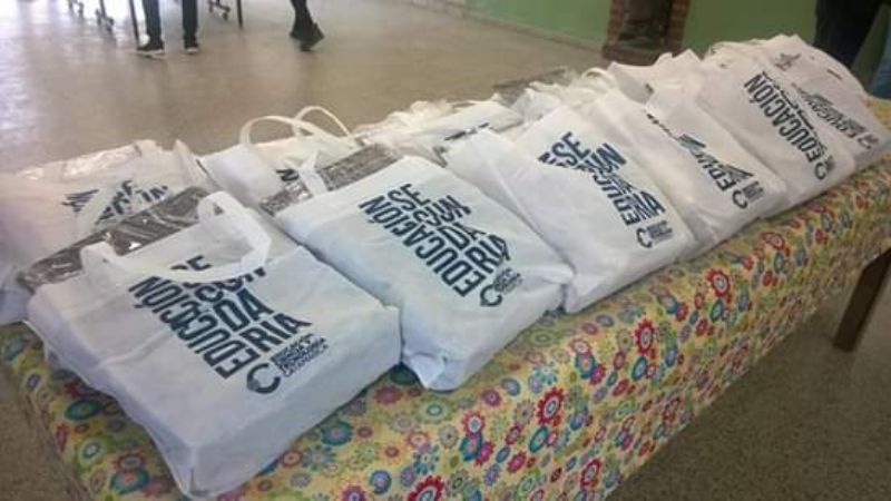 Visita de obras, entrega de kits escolares e indumentaria en Mutquín