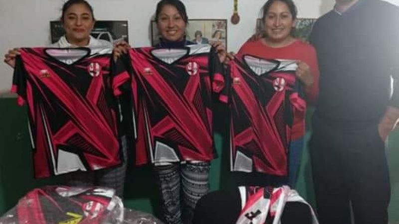 Visita de obras, entrega de kits escolares e indumentaria en Mutquín