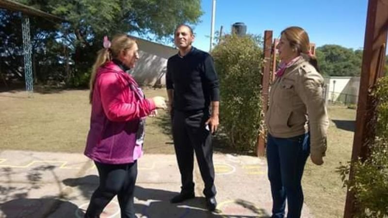 Visita de obras, entrega de kits escolares e indumentaria en Mutquín