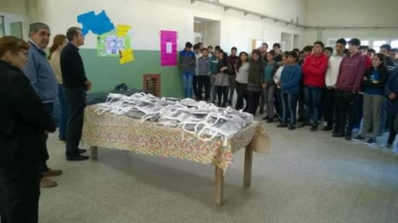 Visita de obras, entrega de kits escolares e indumentaria en Mutquín