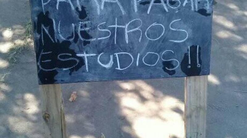 Joven vende verduras para poder estudiar