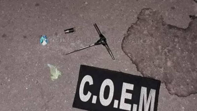 Arrestan a dos jóvenes que escapaban y tenían una “espadita”