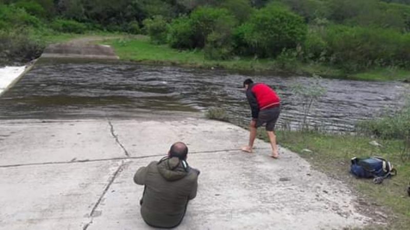 Maestros de El Alto cruzan el río a pie para dar clases