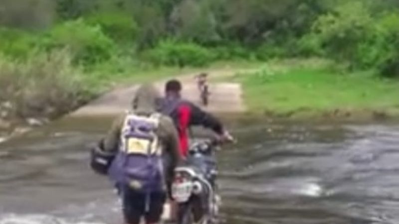 Maestros de El Alto cruzan el río a pie para dar clases