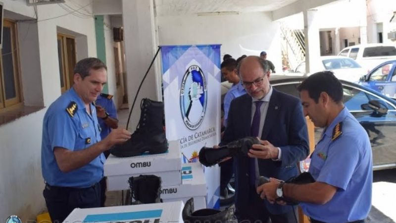 Entregan botas al personal policial del Área Jefatura