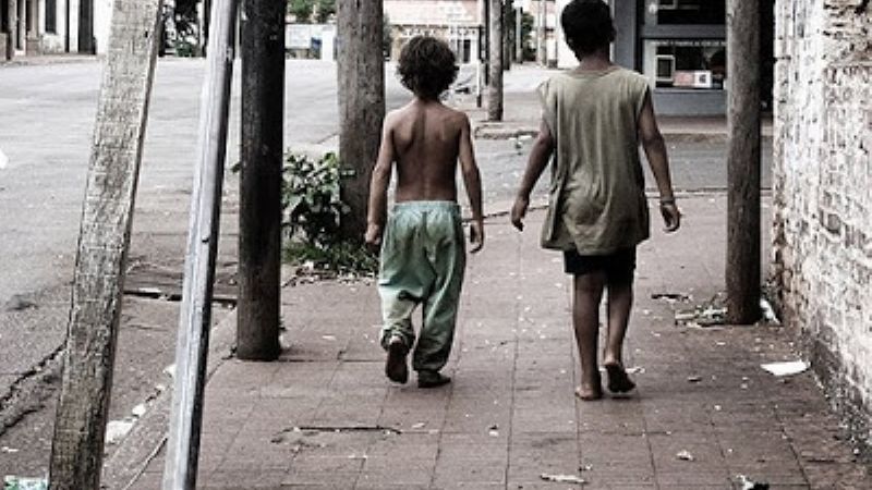 Encuentran a tres niños deambulando bajo la lluvia