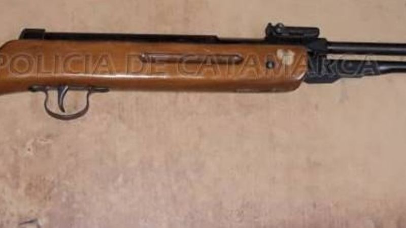 Lo amenazó con un rifle para robarle la moto