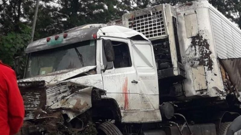 Choque frontal entre un camión y un auto en la Cocha dejó como saldo un muerto