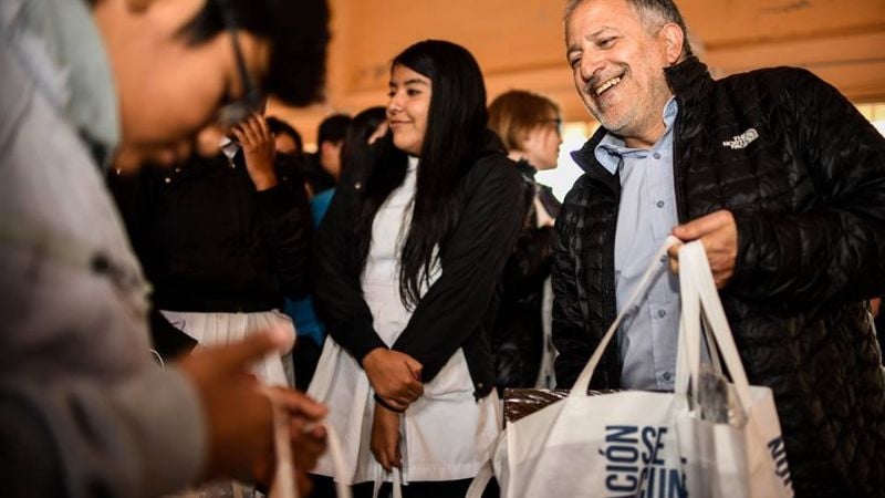 Estudiantes secundarios de Belén recibieron sus kits