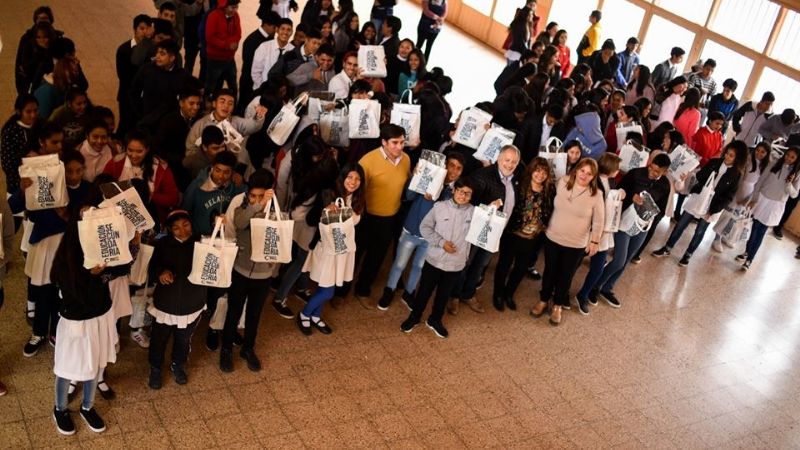 Estudiantes secundarios de Belén recibieron sus kits