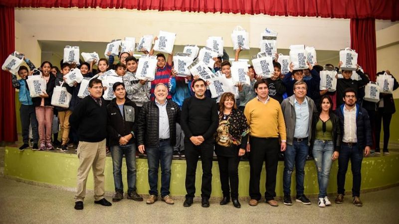Estudiantes secundarios de Belén recibieron sus kits