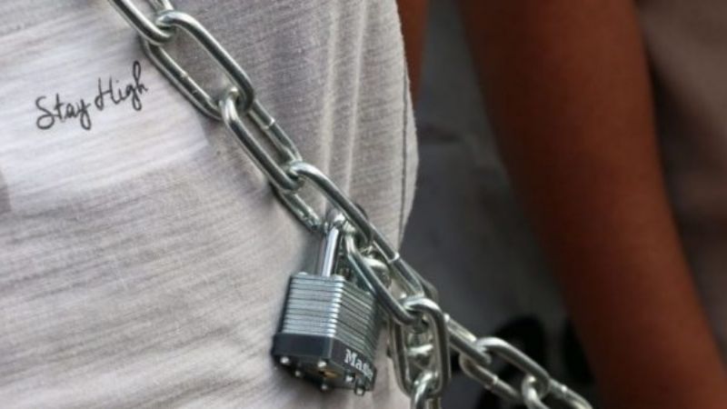 Tres hombres se encadenaron pidiendo trabajo