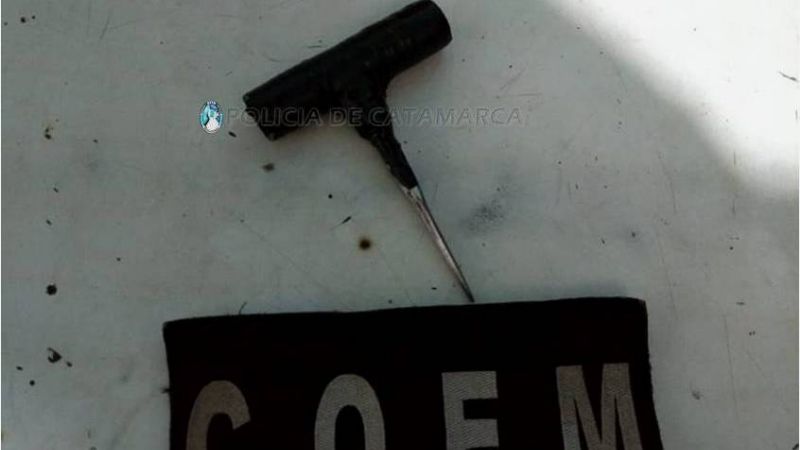 En persecución, aprehenden a dos jóvenes, secuestran una moto y una "espadita"