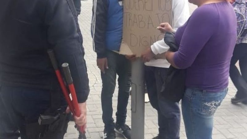 Cinco encadenados frente a Casa de Gobierno
