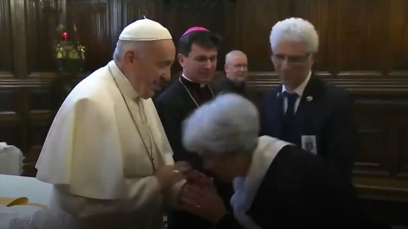 El Vaticano explicó por qué Francisco no dejó que besen su anillo papal