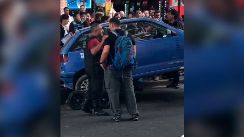 A lo “Bombita”, se atrincheró en su auto para que la grúa no se lo lleve