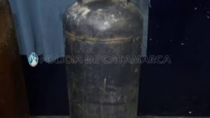 Los sorprenden robando un cilindro de gas