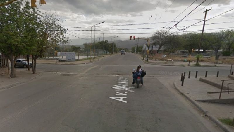 Esperaba en el semáforo y lo apuñalaron