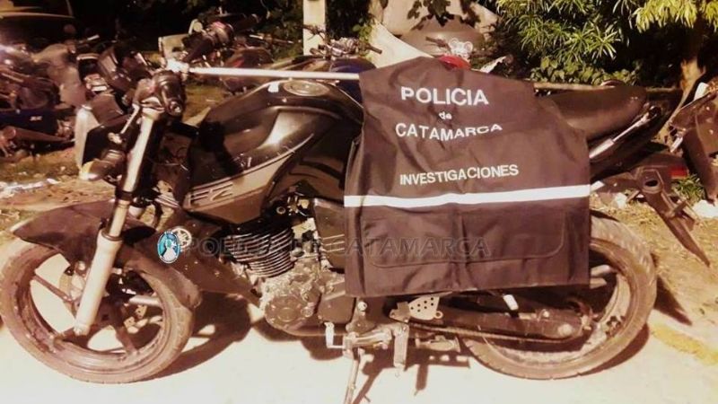 Dejó estacionada la moto, se la robaron y encontraron al ladrón