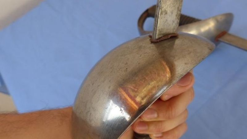 Terrible: Agredió a su pareja con un sable militar