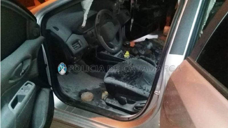 Incendió un auto luego de un robo y policías atraparon al ladrón