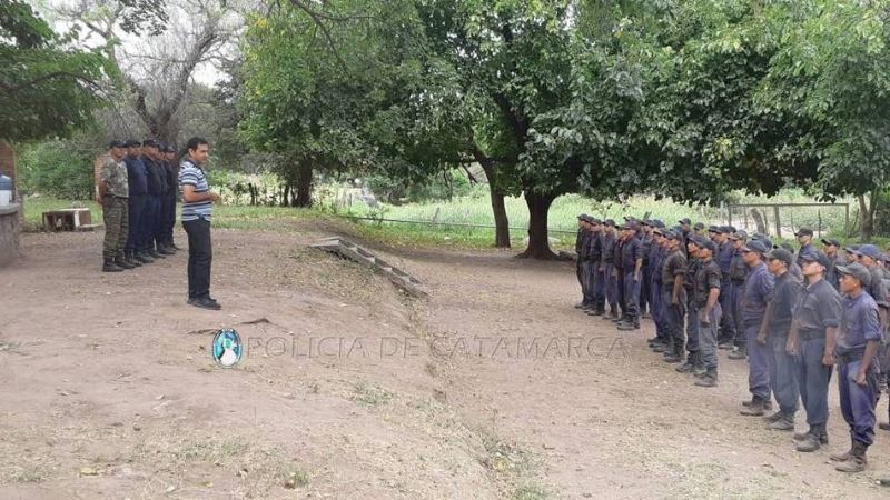 Visita a los aspirantes a cadetes en el campamento de Pirquitas