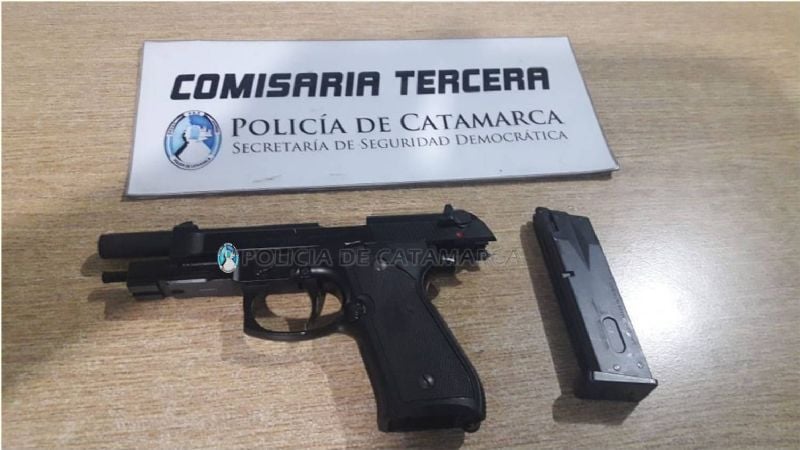 Un hombre discutió con un joven y lo amenazó con una pistola