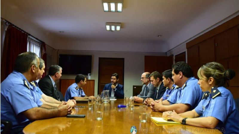 Se firmó el acuerdo: Aumento del 26% para policías