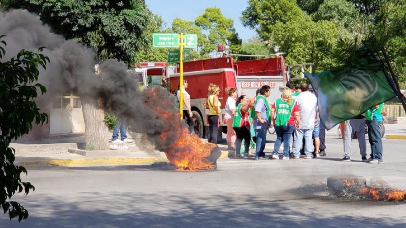 Municipales de Recreo piden con protesta un aumento de 5400 y blanqueos