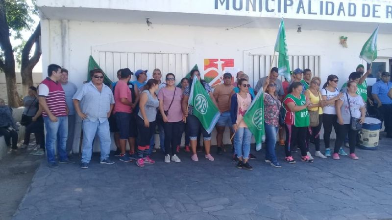Municipales de Recreo piden con protesta un aumento de 5400 y blanqueos