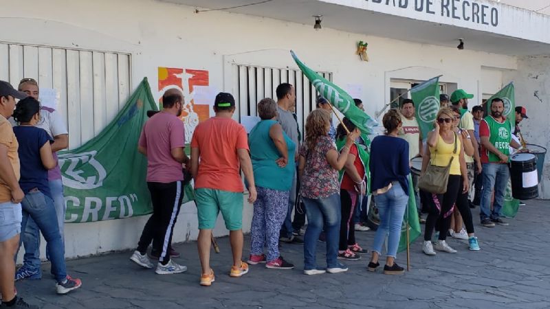 Municipales de Recreo piden con protesta un aumento de 5400 y blanqueos