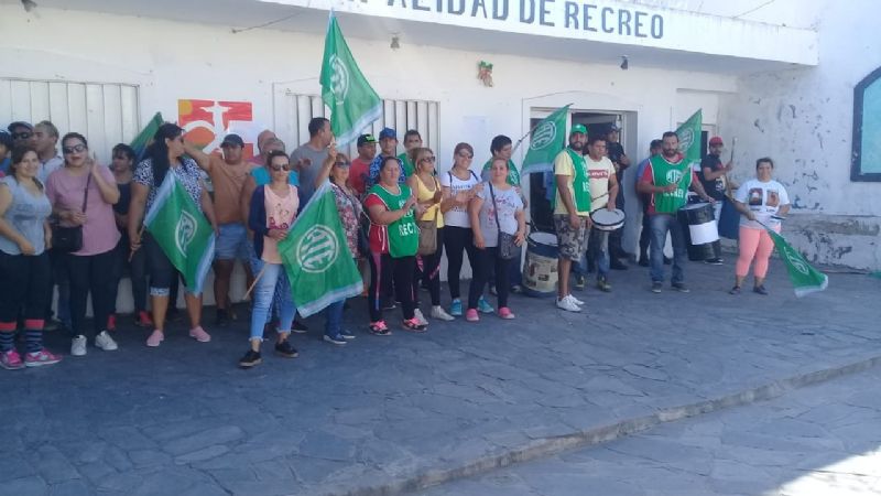 Municipales de Recreo piden con protesta un aumento de 5400 y blanqueos