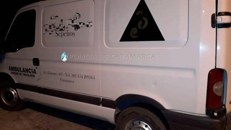 Conducía alcoholizado una combi de una empresa de sepelio y llevaba 35 Kg. de carne