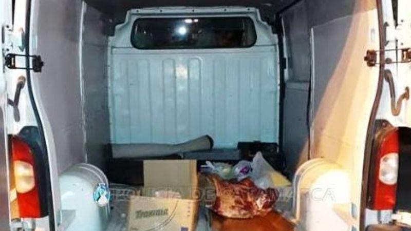 Conducía alcoholizado una combi de una empresa de sepelio y llevaba 35 Kg. de carne