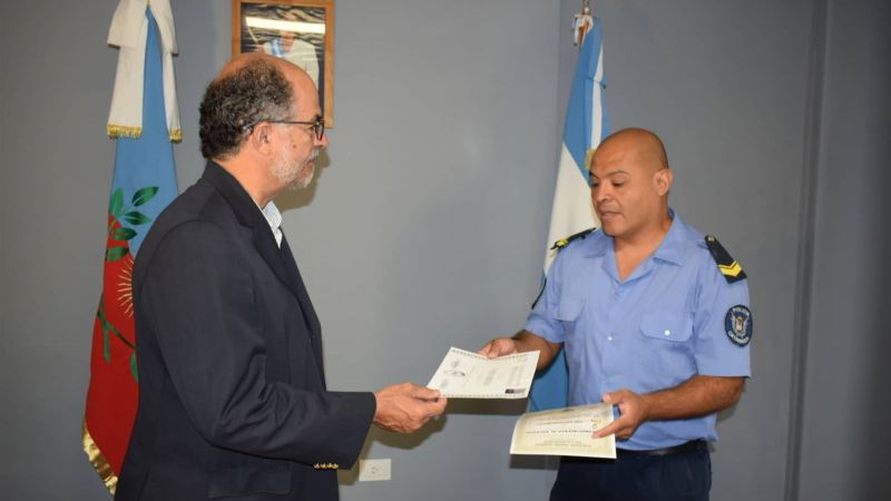 Reconocen la labor de joven Luthier de la Policía