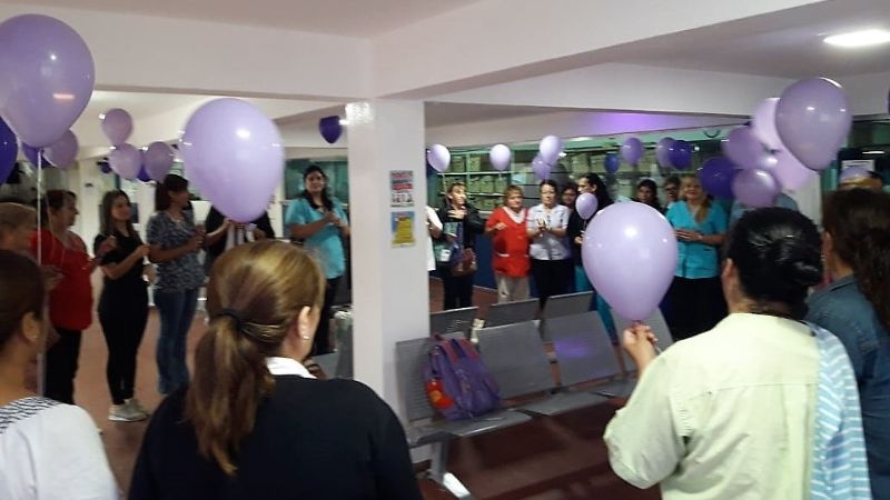 El hospital San Juan Bautista se vistió de violeta por el Día de la Mujer