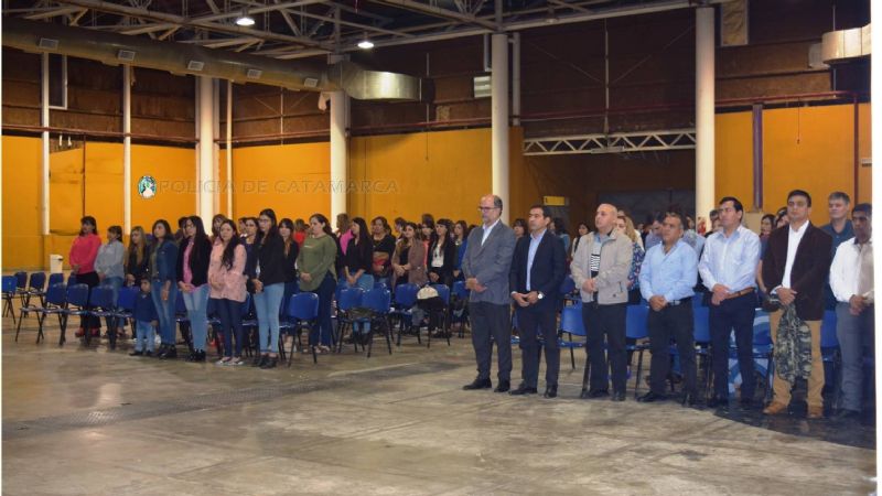 La Policía de la Provincia agasajó a las mujeres en su día