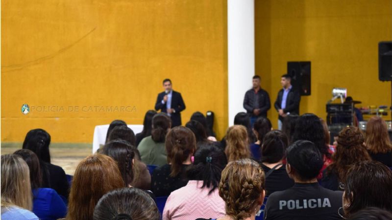 La Policía de la Provincia agasajó a las mujeres en su día