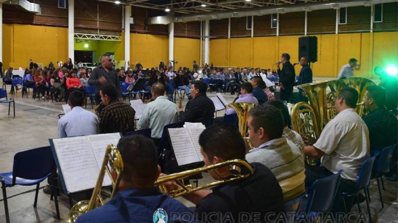 La Policía de la Provincia agasajó a las mujeres en su día