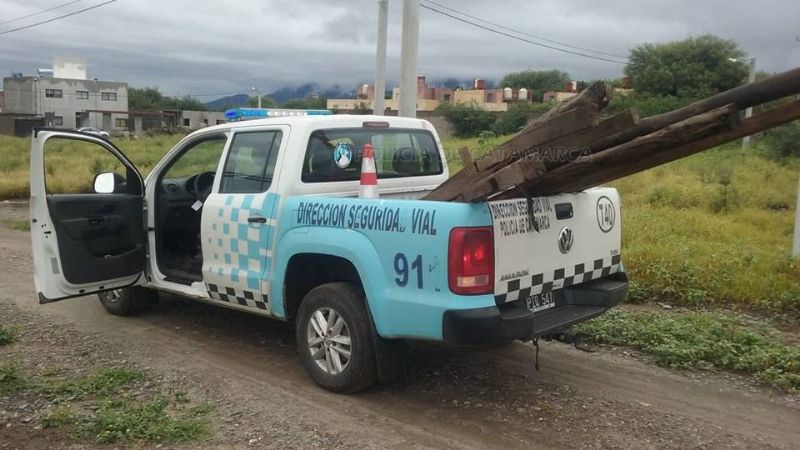Secuestran puntales de madera robados de una construcción