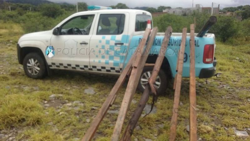 Secuestran puntales de madera robados de una construcción